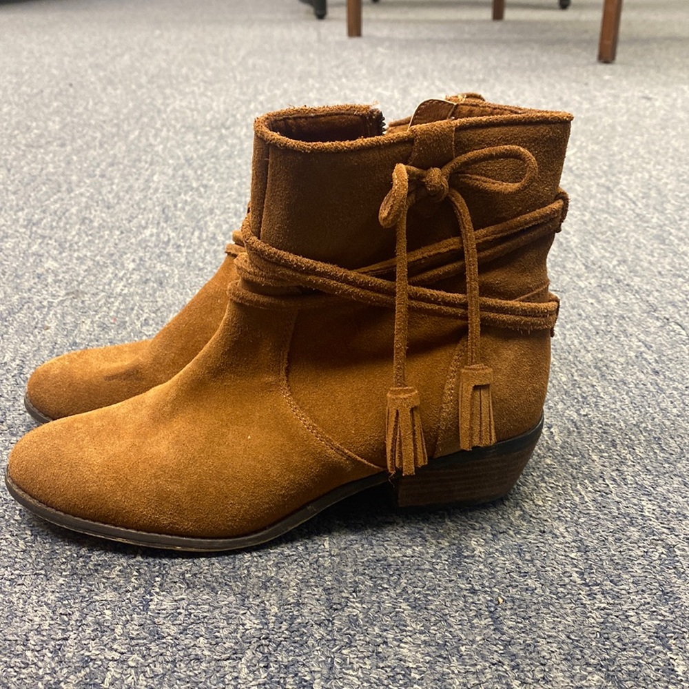 Minnetonka camel booties size 9 ankle boots